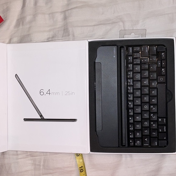 Logitech ultra thin magnetic Bluetooth clip on keyboard cover for iPad mini - Picture 4 of 8